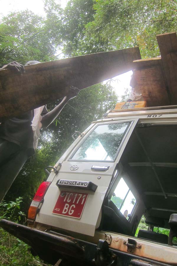 Loading the planks back onto the roof of the MSF Land Cruiser